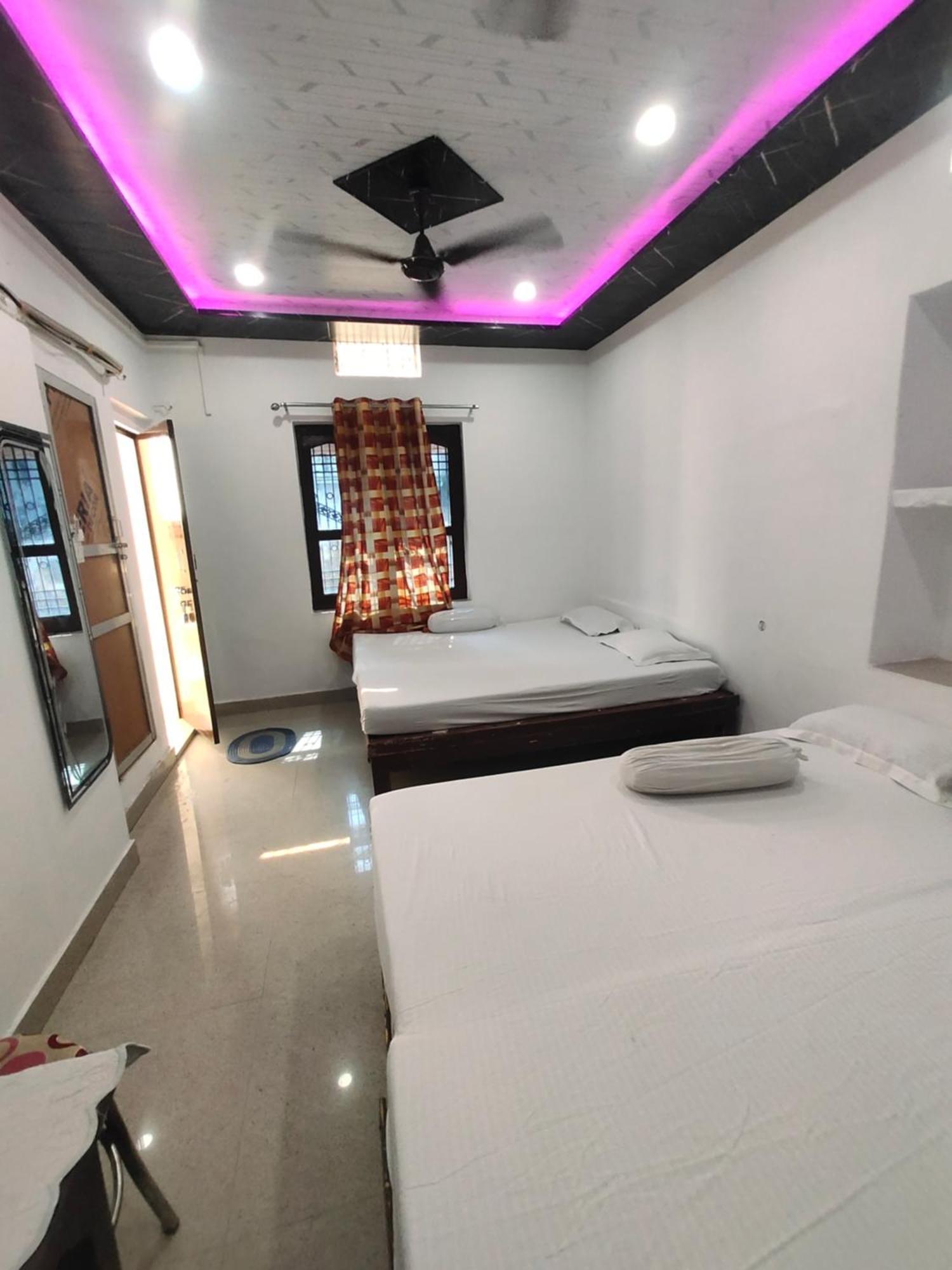 Sunrise Lodge Varanasi Zimmer foto